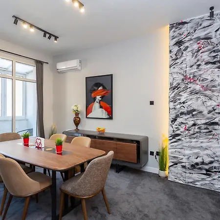 Urban Elegance Apartment *