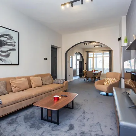 Urban Elegance Apartment *