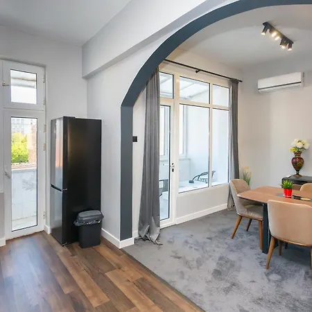 Urban Elegance Apartment *